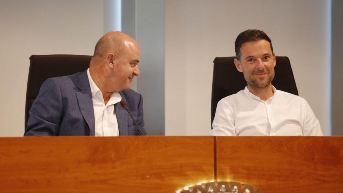 El presidente del Consell, Vicent Marí, y el vicepresidente primero, Mariano Juan, durante un pleno