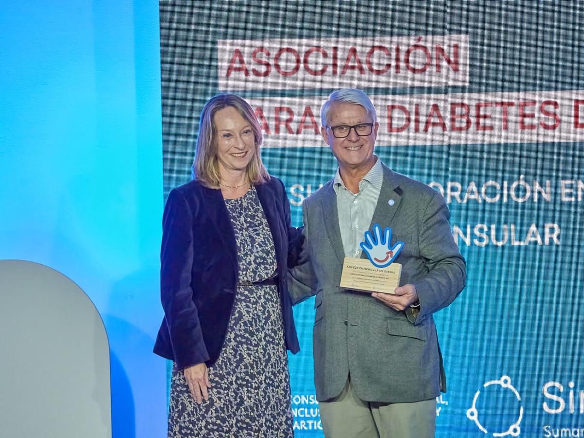 Yolanda Baumgartner, directora insular de Acción Social, junto a Antonio González, de la Asociación para la Diabetes de Tenerife.