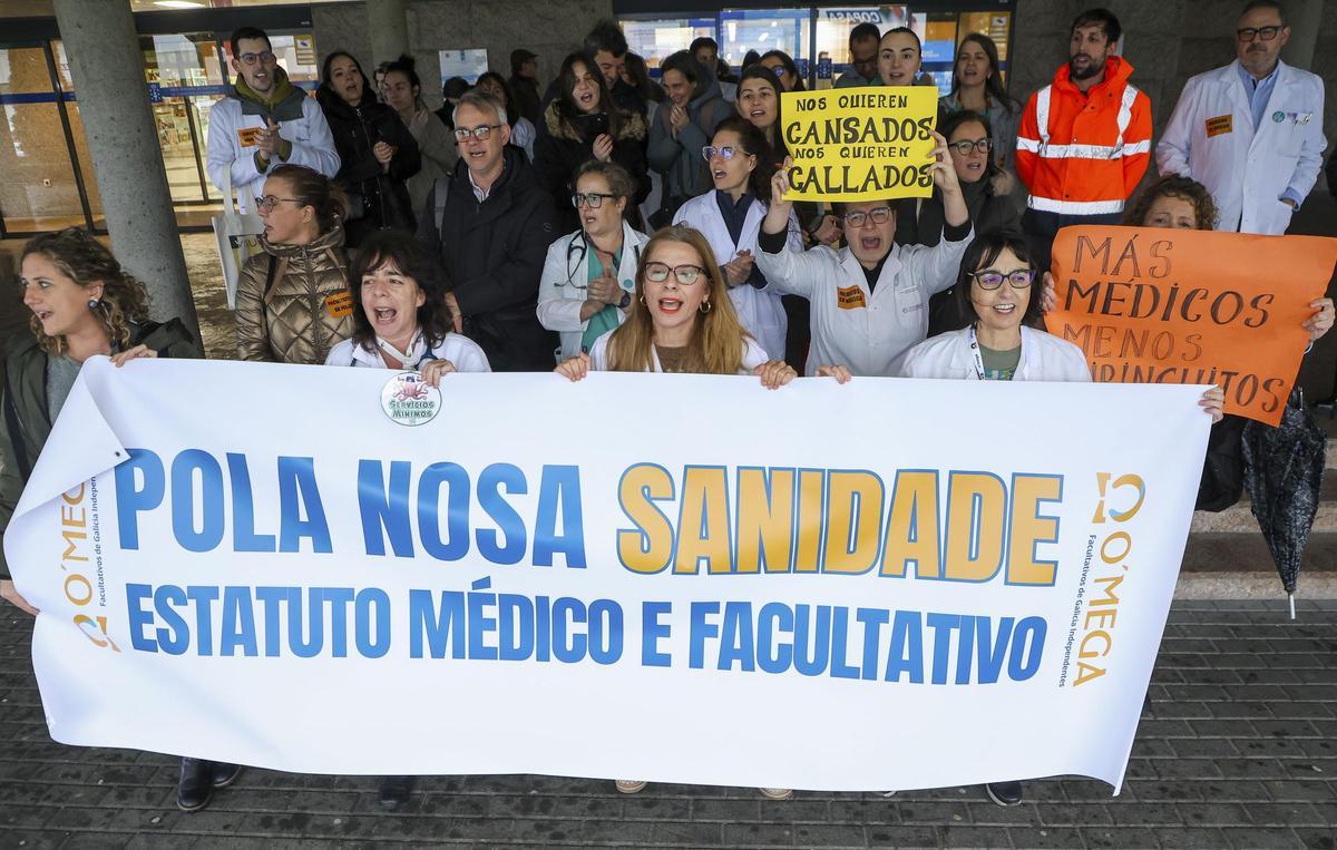 Concentración frente al Clínico esta mañana en Santiago