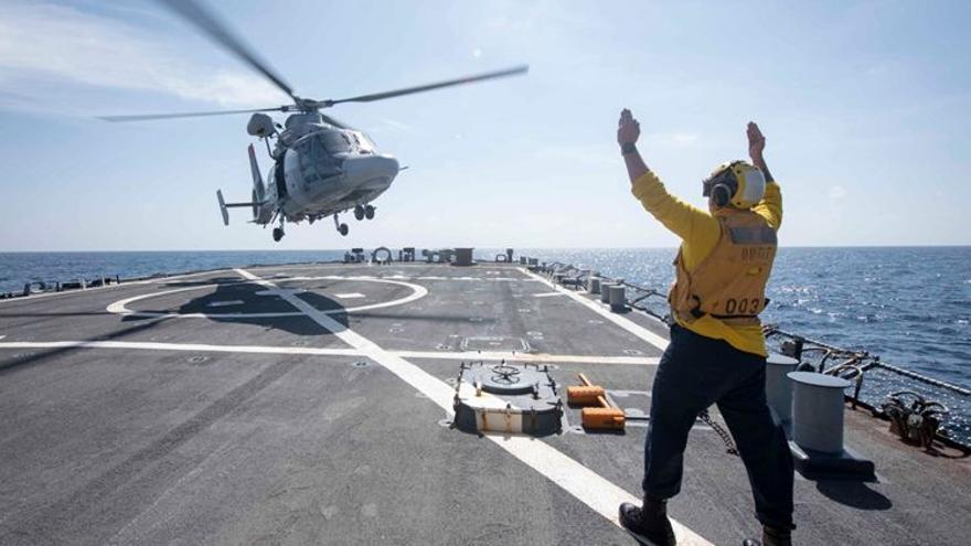 Un helicóptero marroquí aterriza en el buque estadounidense ‘USS Mitscher’