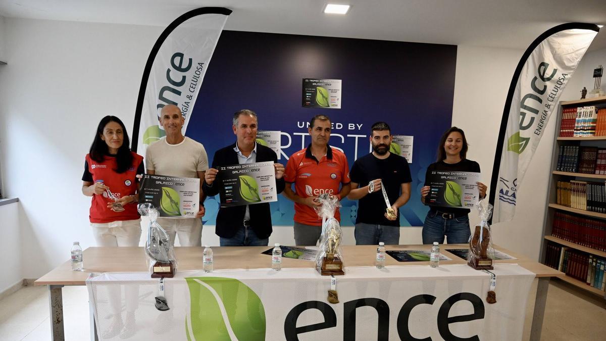 La presentación del trofeo.