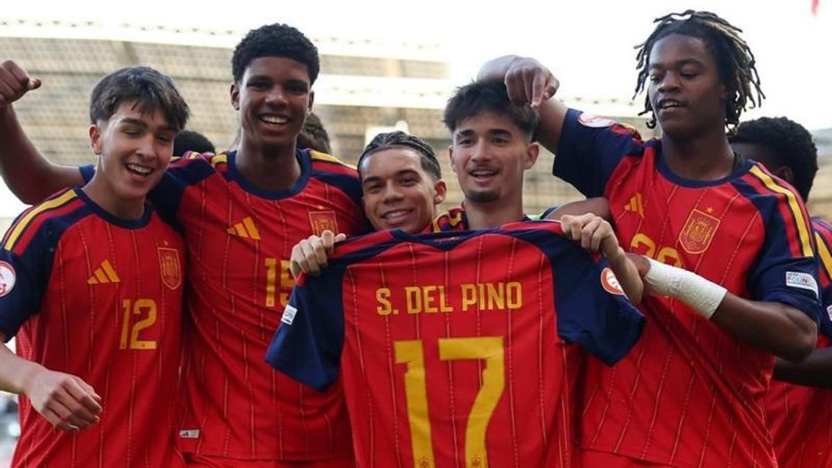 Los jugadores de la selección española sub-17 celebran el primer gol ante Estonia.
