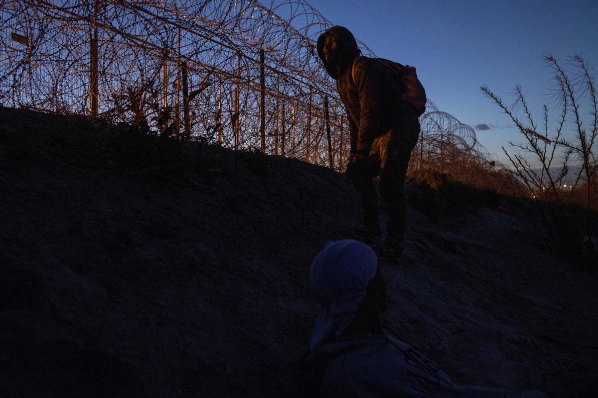 Migrantes acampan a lo largo de la orilla del río Grande mientras esperan entregarse a las autoridades de inmigración en El Paso, Texas, EE.UU