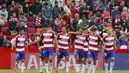 Resumen, goles y highlights del Granada 3 - 0 Osasuna de la jornada 33 de LaLiga EA Sports