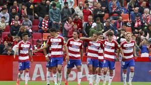 Resumen, goles y highlights del Granada 3 - 0 Osasuna de la jornada 33 de LaLiga EA Sports