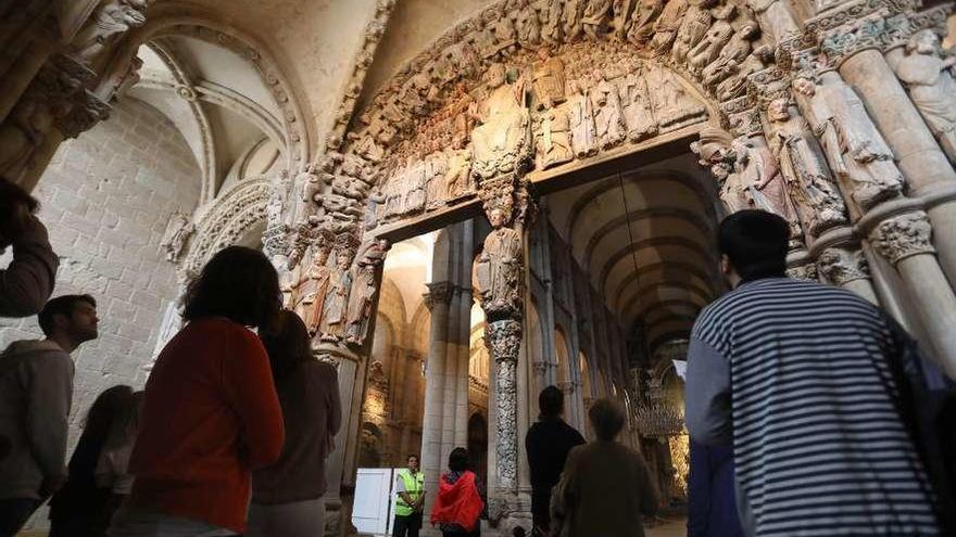 Visitantes contemplan el Pórtico de la Gloria, en la catedral de Santiago. // Xoán Álvarez