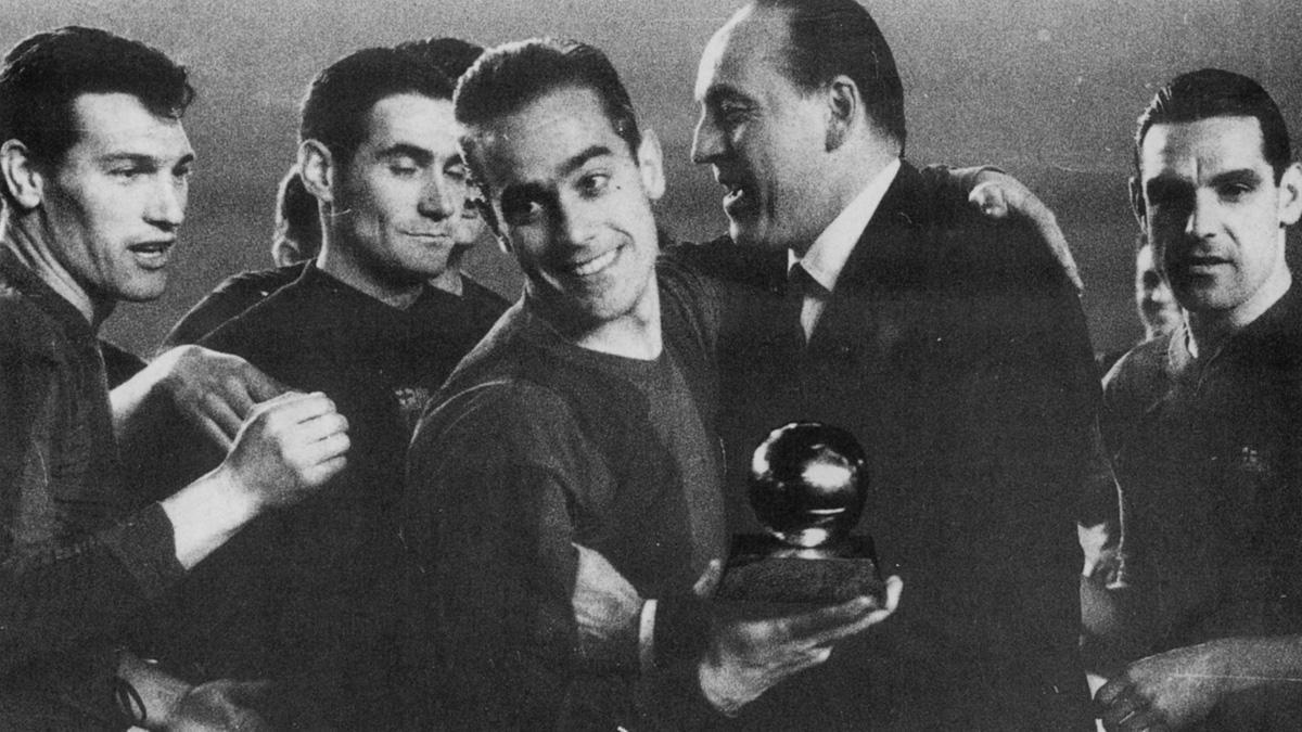 Luis Suárez, en el centro, recoge el Balón de Oro el 27 de febrero de 1960.