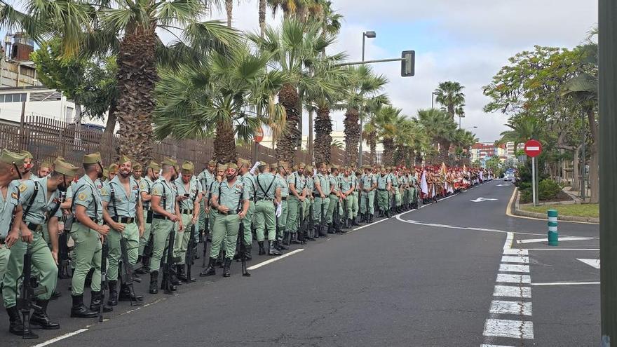 La legión dispuesta a las nueve de la mañana en la avenida Manuel Hermoso para el desfile militar