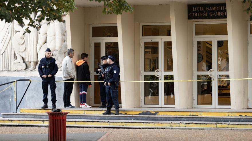 Evacuado por una alerta de bomba el instituto de Francia donde murió asesinado un profesor el viernes