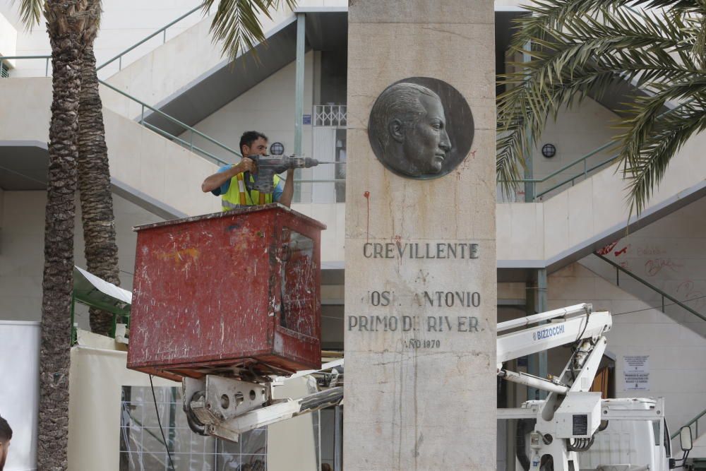 Retirada del monolito de Primo de Rivera en Crevillent