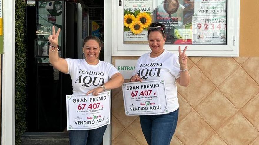 Las vendedoras de la administración El Girasol de la Suerte Natalia Ortiz y Mónica Martín.