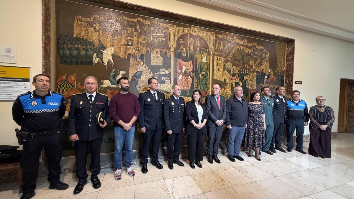 Representantes de los ayuntamientos de Zamora, Benavente y Toro con el subdelegado del Gobierno y otras autoridades.