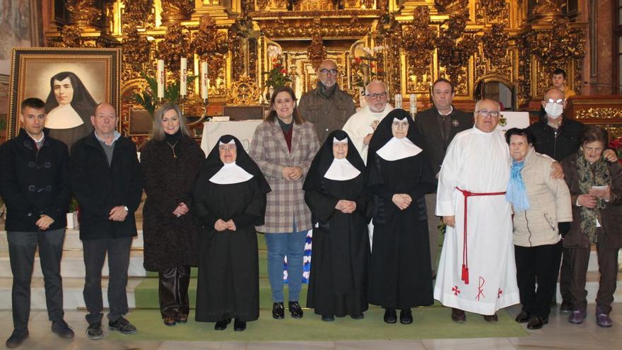 Las hermanitas junto al capellán, hermanos mayores, residentes, voluntarios y autoridades.