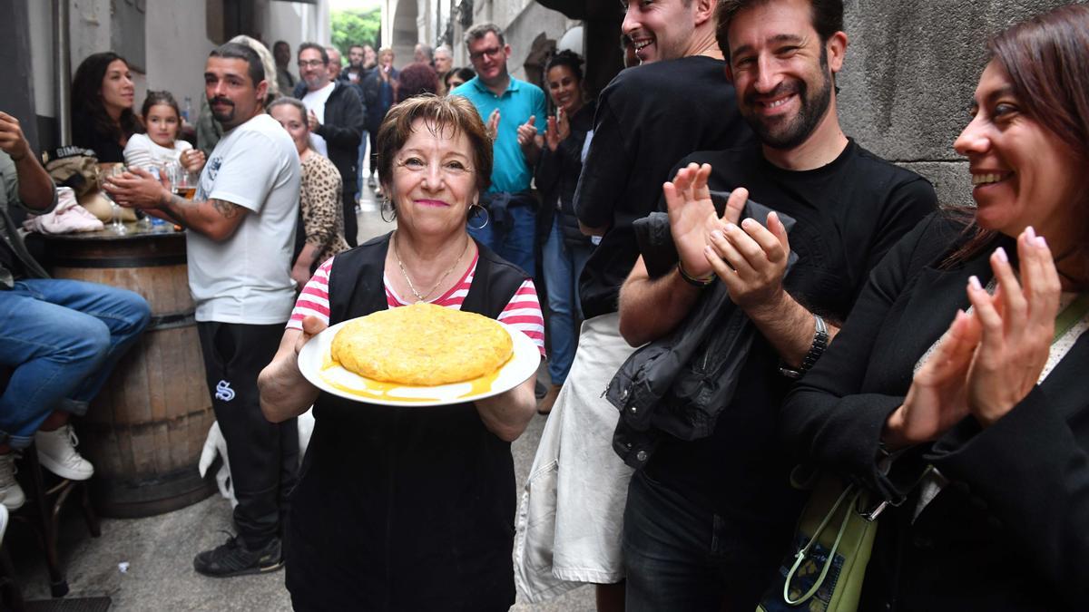 Esther Corral, propietaria y cocinera del Bar Galicia, posa con una tortilla