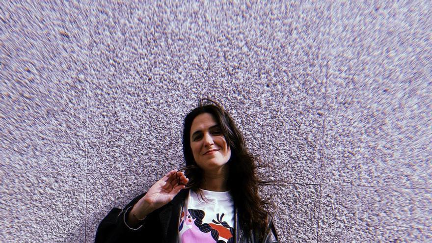 Agustina Shuan, la artista que plasma la esencia de Galicia en prendas de Zara