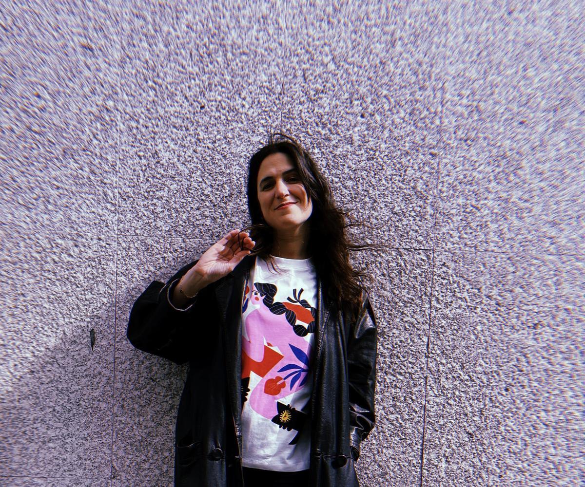Agustina Shuan luciendo una de las camisetas con su diseño.