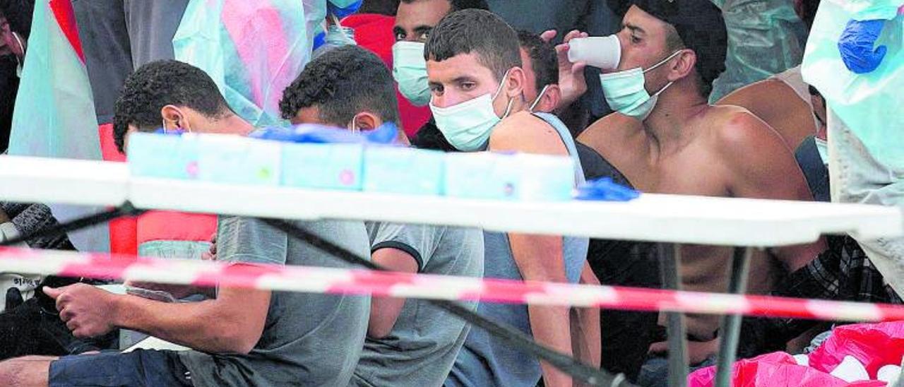 Llegada de inmigrantes, ayer, al muelle de Arguineguín tras su rescate por Salvamento Marítimo.