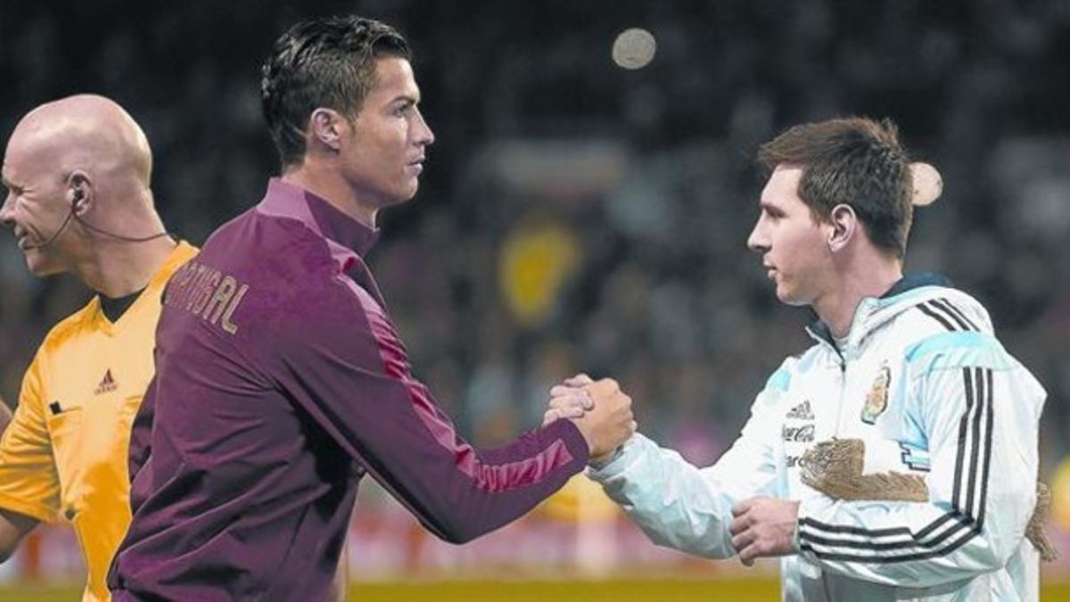 Cristiano Ronaldo saluda a Messi, anoche en Old Trafford.