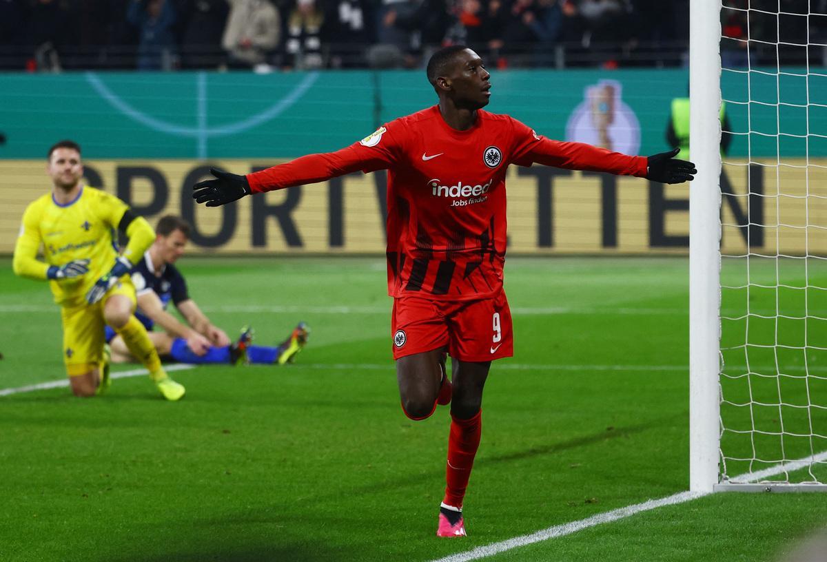 Kolo Muani celebrando un gol esta temporada con su equipo