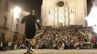 Israel Galván guarneix de flamenc silenciós les escales de la Catedral de Girona