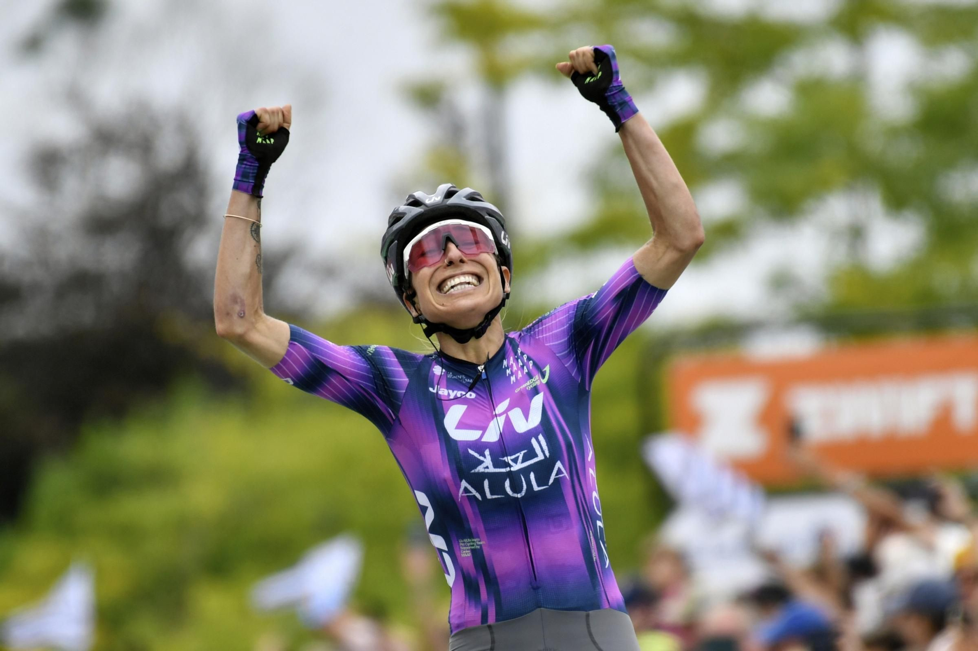 Mavi García celebra su gran victoria en el Tour