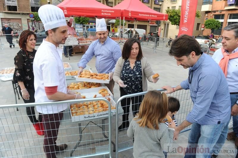 Reparto de monas en la Plaza de San Agustín de Murcia