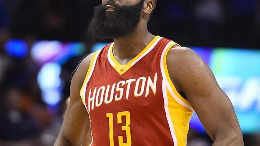 Harden y Brewer dieron el primer triunfo a los Rockets