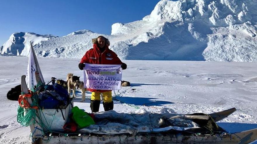 Manuel Calvo, con su trineo, rodeado de nieve en Groenlandia.