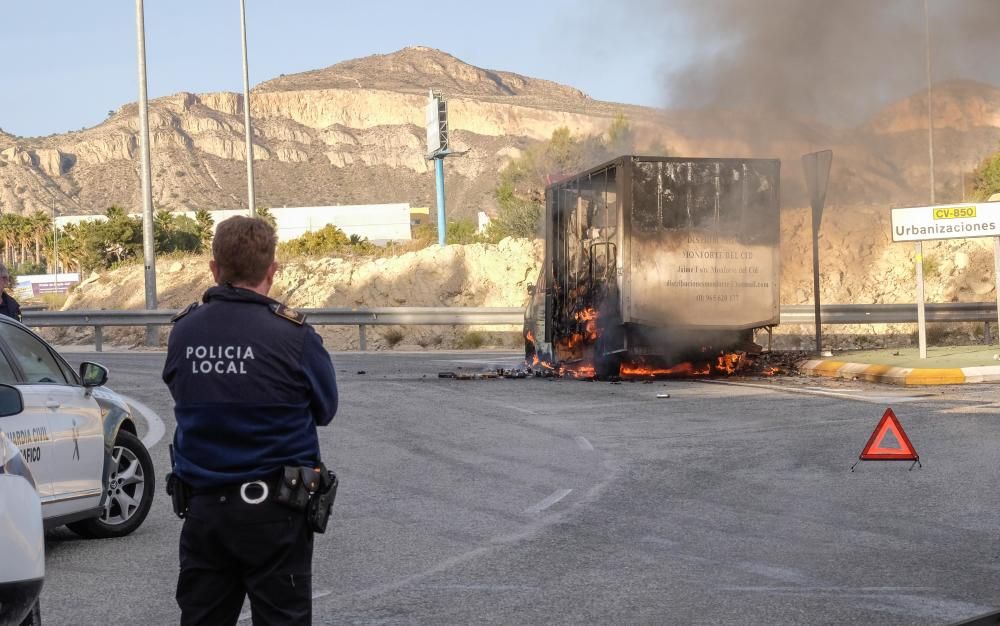 Arde un camión en Monforte del Cid