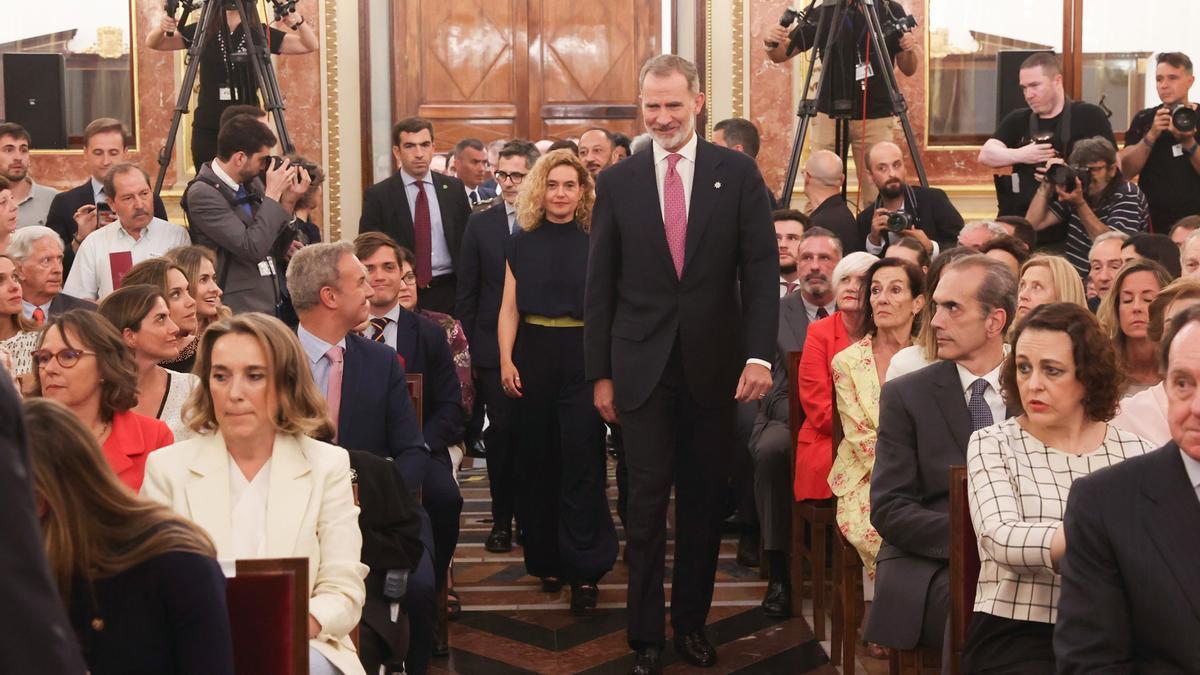 El Rey Felipe VI y la presidenta del Congreso, Meritxell Batet, durante la entrada de las medallas de la Cámara Baja a sus antiguos  presidentes