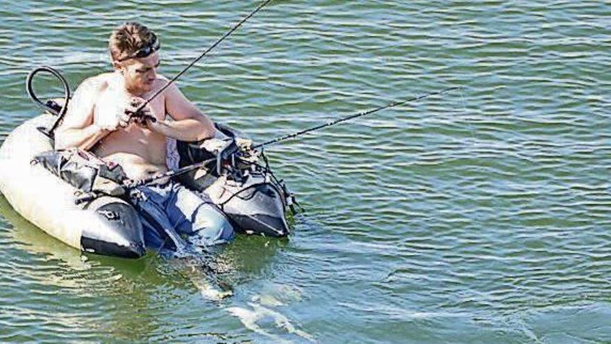 Un joven disfruta de la pesca en el embalse de Almendra.