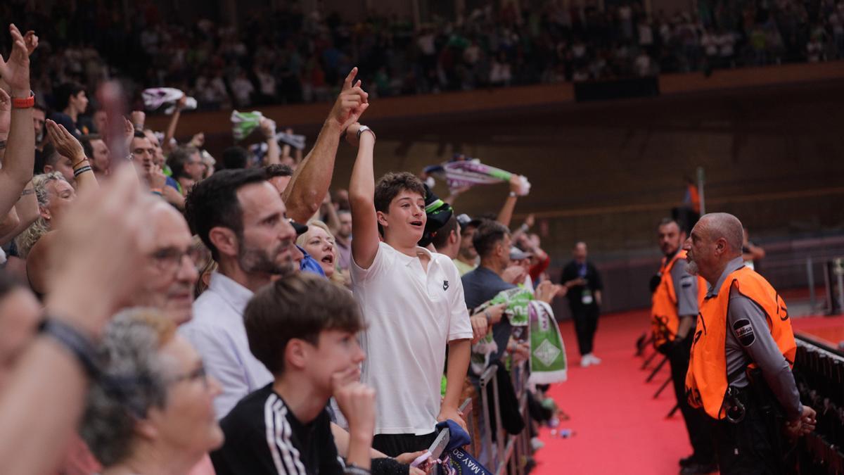 La afición del Palma Futsal celebra el título de campeón de la Champions League.