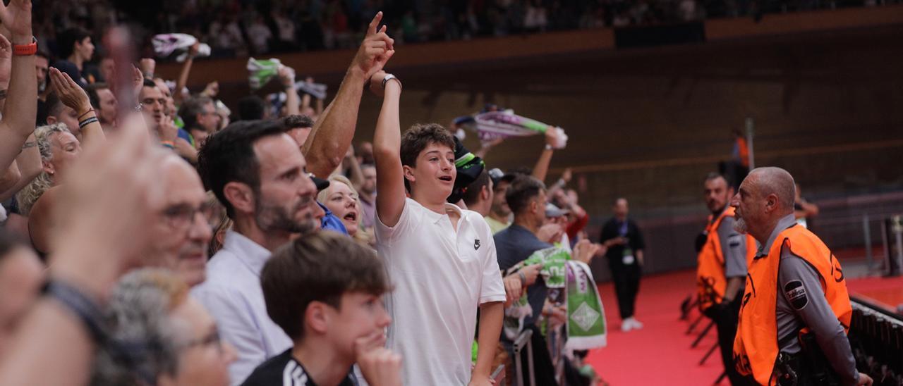 La afición del Palma Futsal celebra el título de campeón de la Champions League.