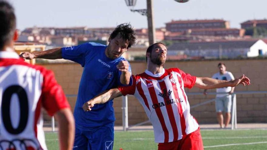 Iñaki pugna por un balón.