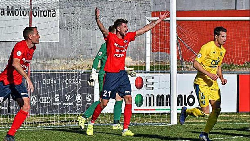 Vivancos gesticula en una acció del partit d&#039;ahir contra l&#039;Oriola al Camp Municipal.