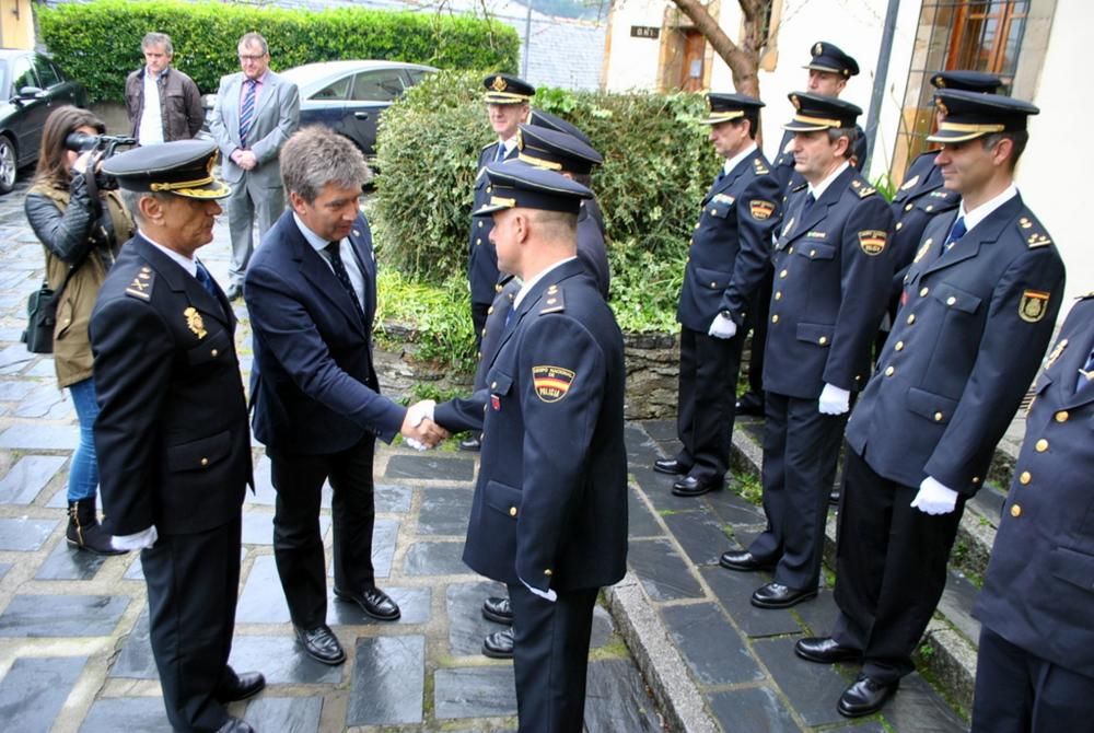 Ignacio Cosidó en la comisaría e Luarca para distinguir a dos agentes: Francisco García e Ignacio González- Cachón