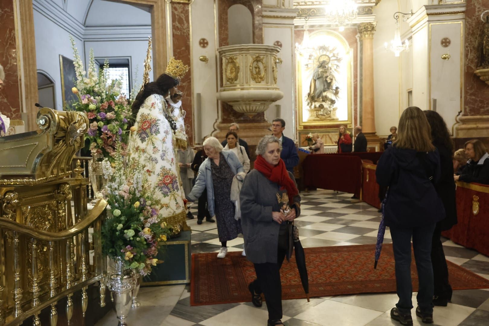 Comienza el besamanos a la virgen