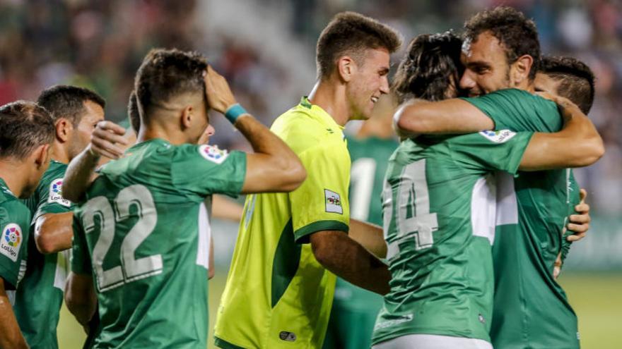 El equipo celebra la consecución del Trofeo Festa D&#039; Elx