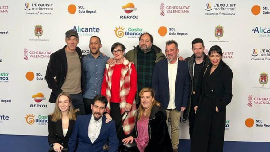 Foto de familia de los últimos soles Repsol asturianos, el año pasado, en Alicante: de pie, por la izquierda, Pedro Martino, Éngel Santos, Cristina Garrido, César Casado, José Ramón Pérez, Adrián San Julián e Iratxe Miranda; agachados, Cristina y Ricardo Señorán y Mari Fernández.