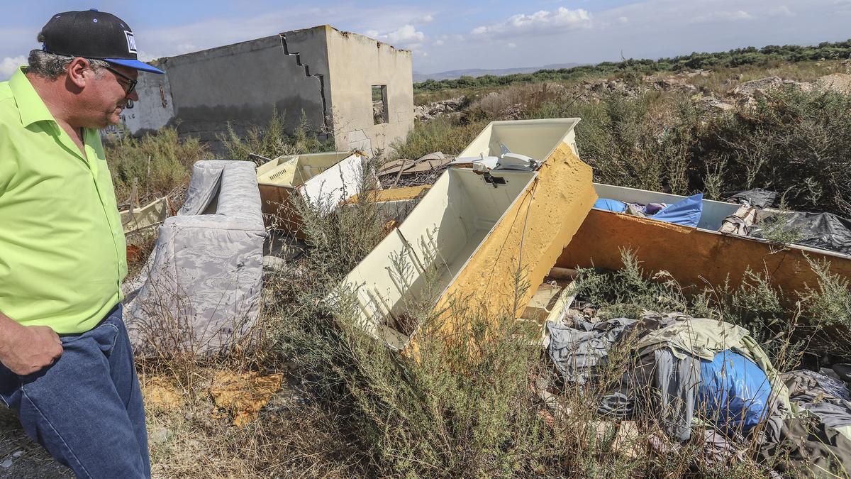 Todo tipo de residuos, escombros y enseres se acumula en la parcela del antiguo campo de tiro El Cimbel de Catral