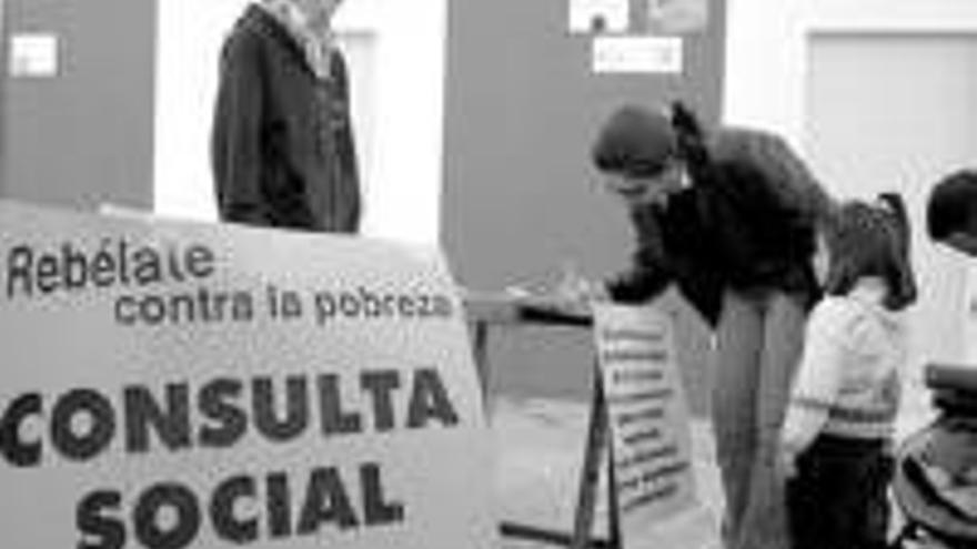 La Plataforma del 0,7-Red Ciudadana recoge 4.000 firmas en 16 mesas repartidas por Badajoz