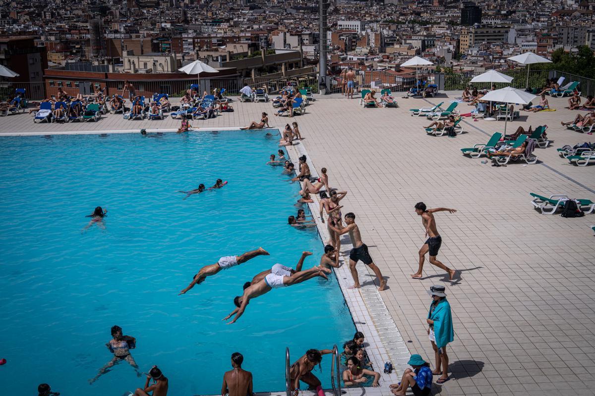 Bañistas en las Piscinas Municipales de Montjuïc durante una jornada de intenso calor, en Barcelona.