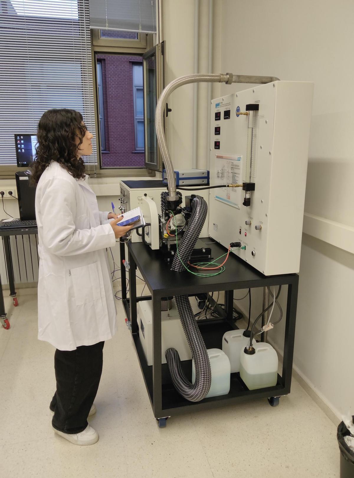 La alumna durante el trabajo de investigación.