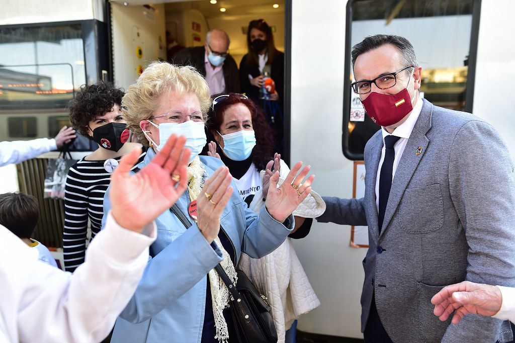 Los vecinos de las vías, celebran su primer viaje en el nuevo tren soterrado