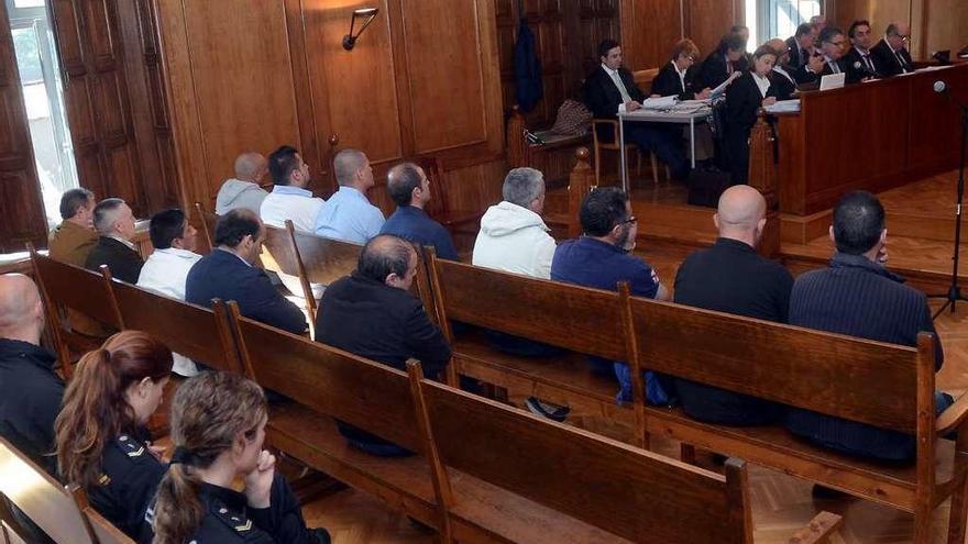 Los trece acusados que comparecieron en el juicio, en el banquillo de la Audiencia de Pontevedra.
