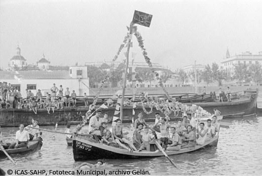 Embarcación adornada, donde la tripulación sigue muy de cerca el juego de la cucaña. (1955)
