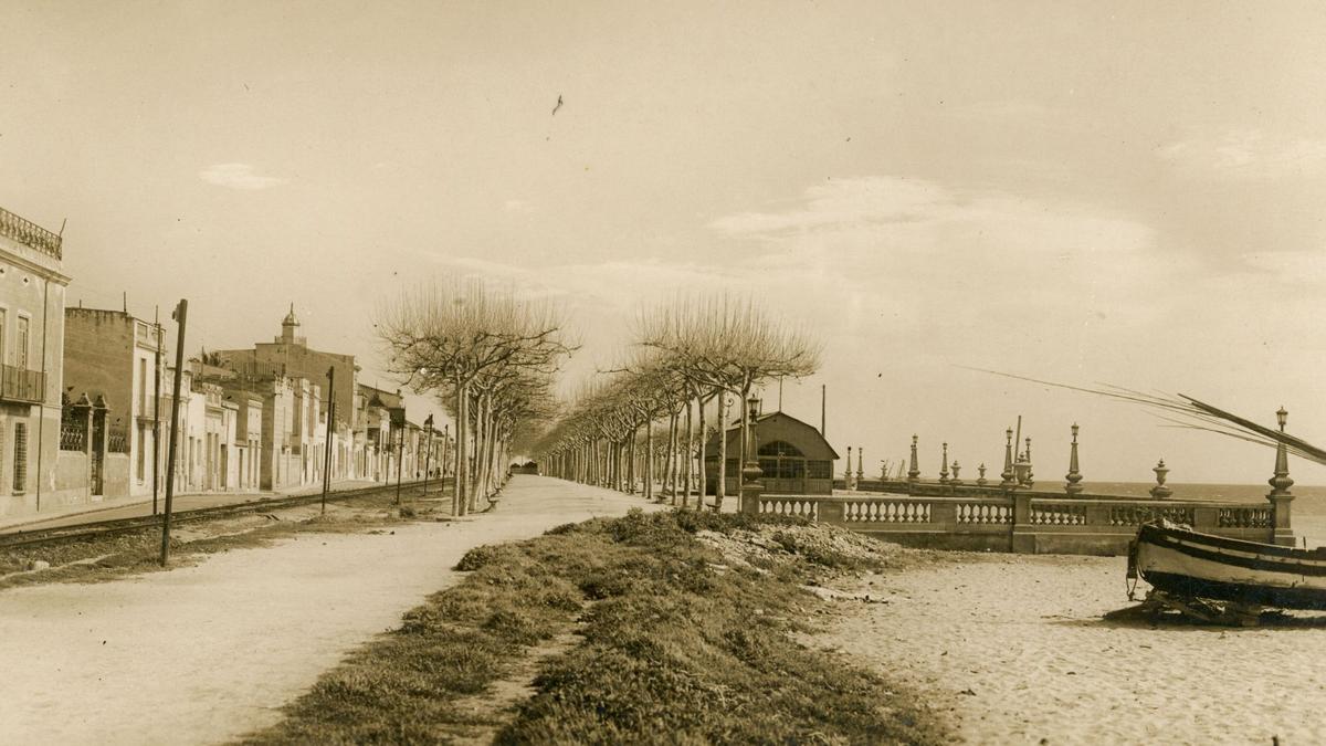 Vista del paseo marítimo de Calella con la la balaustrada del arquitecto Jeroni Martorell recién estrenada, en 1931.