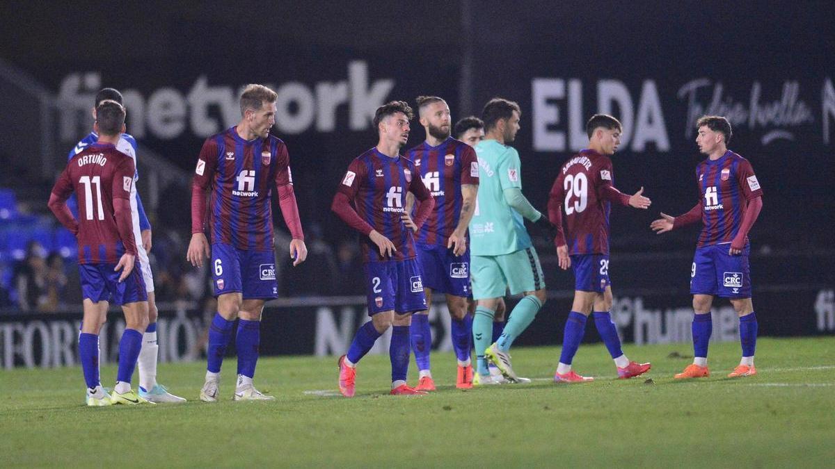 Los jugadores del Eldense se saludan después del pitido final en un partido jugado en el Nuevo Pepico Amat