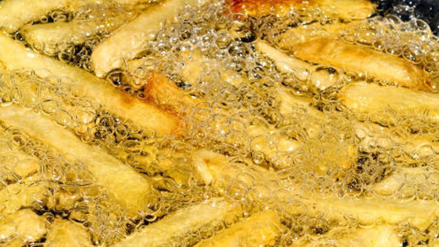 Un niño casi muere intoxicado tras comer patatas fritas en aceite usado en Finestrat