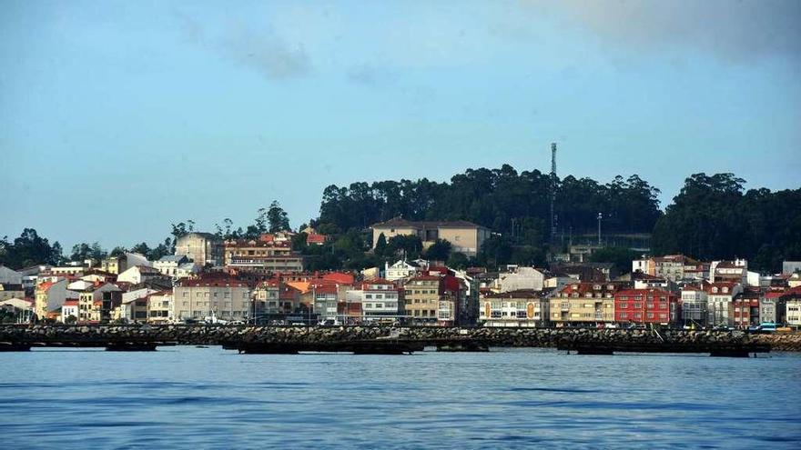 Una vista parcial de O Grove desde el mar. // Iñaki Abella